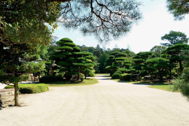 「人間一生、物見遊山」そんな生き方をしてみたい。	
            車旅３）防府。三大天神の防府天満宮で手水舎の花に魅了されます。次に広すぎる毛利氏庭園へ。